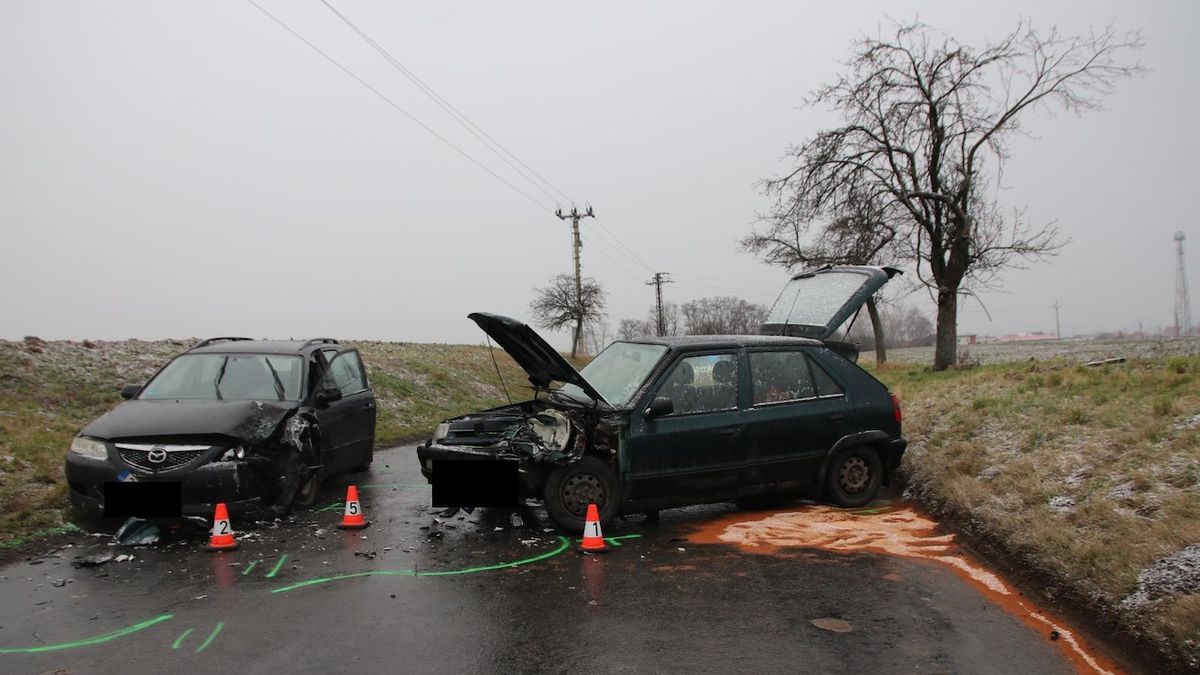 Po čelním střetu aut na Kroměřížsku zůstalo pět zraněných